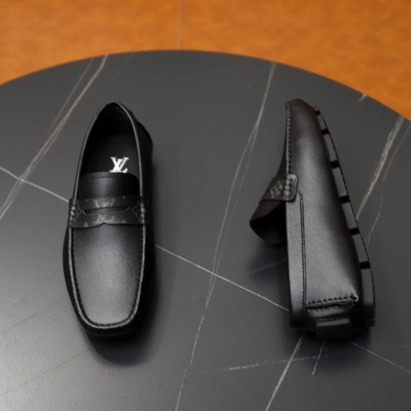 Ex-factory price: 460💰【LV】Louis Vuitton ⚠️High-end men’s driving and pedal series ⚠️38-44 (customized for 45) ⚠️All original cowhide leather! Thick and soft! Made entirely of calfskin lining! Rubber sheet anti-slip beanie sole! Three-dimensional package technology! Fashionable and classic! Handicrafts! Original high quality! Feel free to compare!